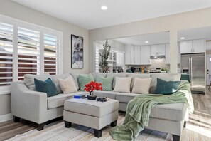 Smart-TV, Kamin, Videospiele, Bücher