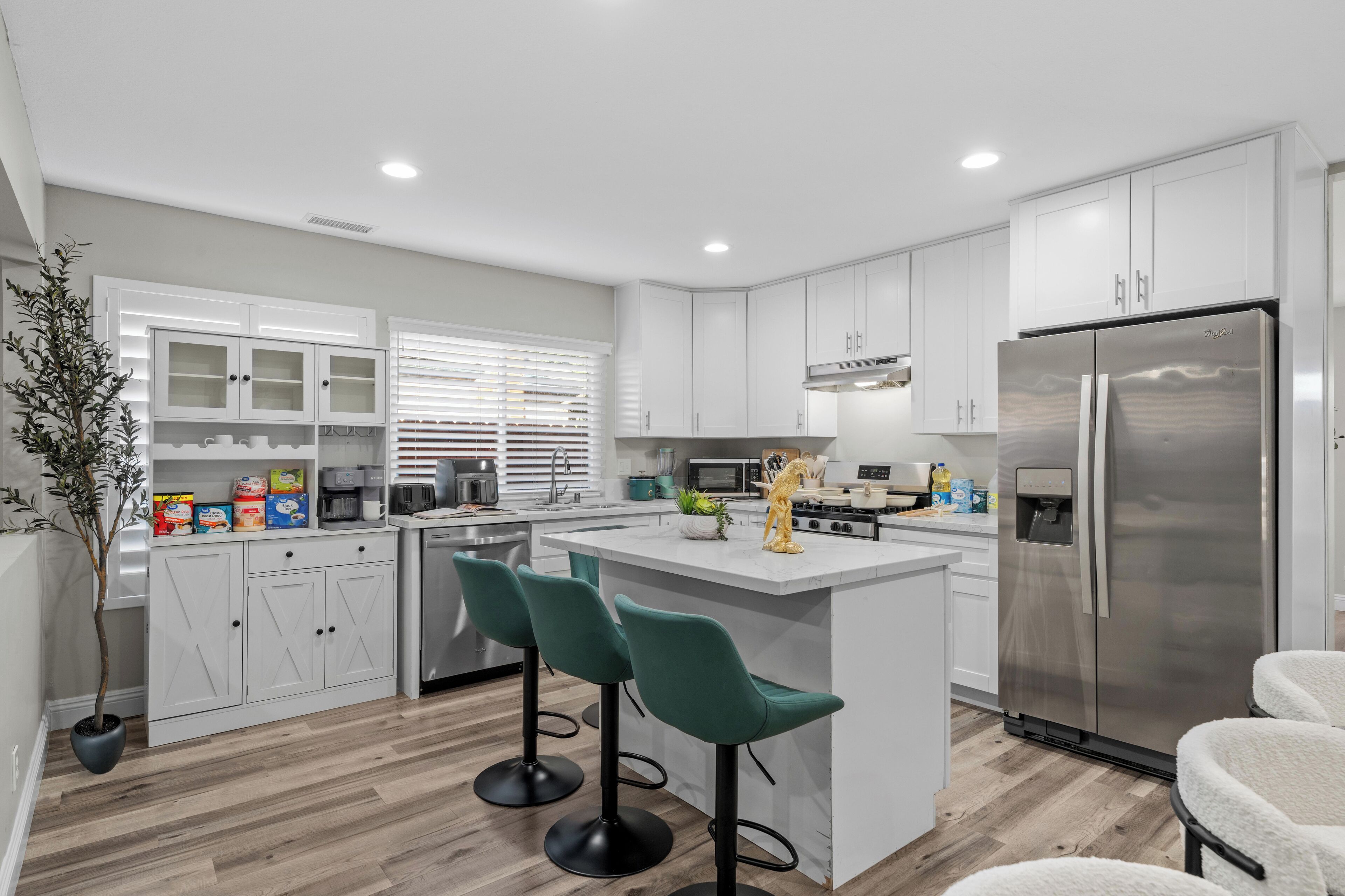 Jääkaappi, mikroaaltouuni, uuni, liesi