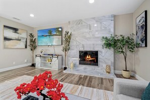 Smart TV, fireplace, video games, books - Gate Yard, Garage, Hot Tub, 4-Bed, Golf, Mira Mesa (San Diego)