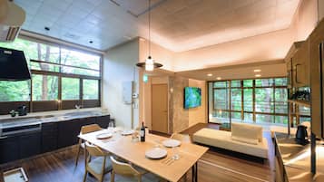 Villa – comfort, balkong, hageutsikt | Spiseområde på rommet