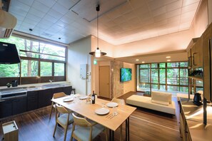 Villa – comfort, balkong, hageutsikt | Spiseområde på rommet