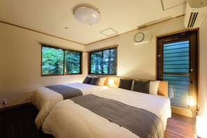 Villa – comfort, balkong, hageutsikt | Senger med overmadrass, skrivebord og blendingsgardiner