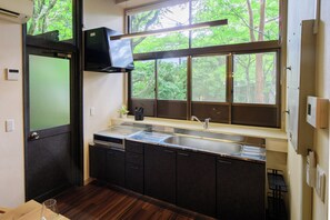 Villa Confort, balcon, vue jardin | Cuisine privée | Grand réfrigérateur, micro-ondes, four, plaque de cuisson