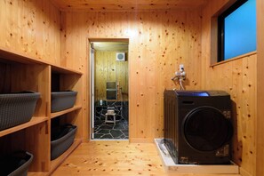 Biệt thự tiện nghi đơn giản, ban công, quang cảnh vườn | Phòng tắm | Bồn tắm và buồng tắm vòi sen riêng, bồn tắm nước khoáng 