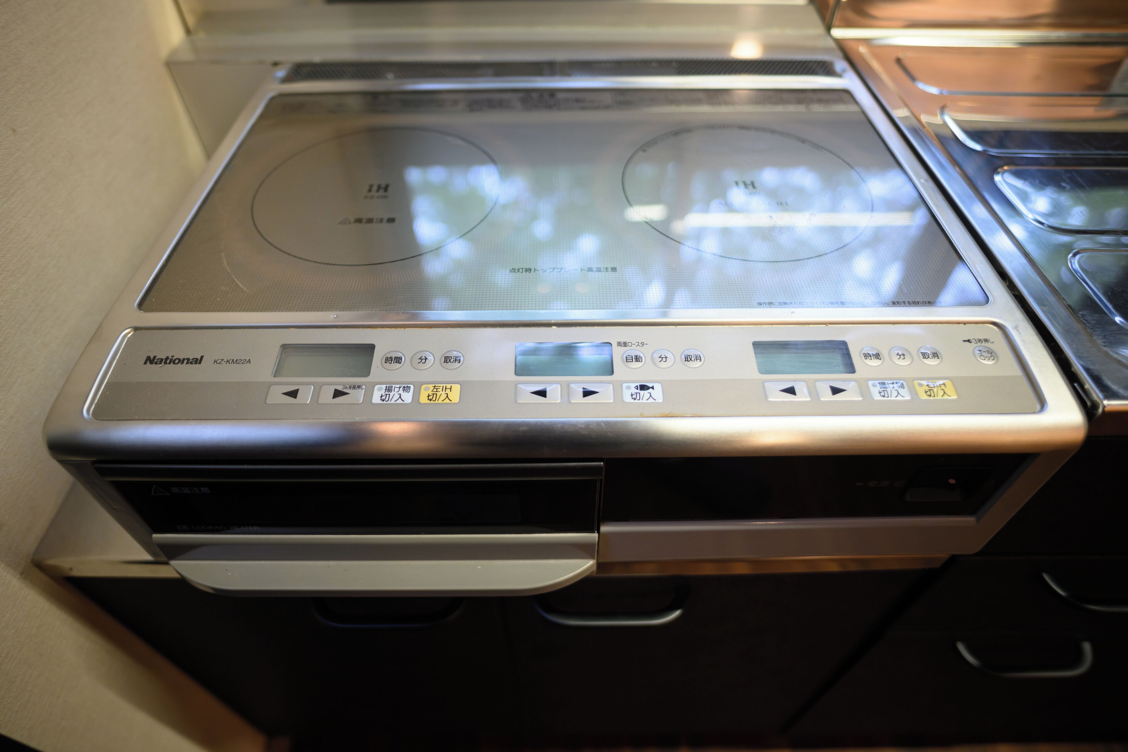 Una cocina con estufa y horno integrados, que incluye un panel de control con varios botones y una pantalla digital.