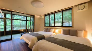 Comfort-villa - balkon - udsigt til have | Senge med topmadrasser, skrivebord, mørklægningsgardiner, gratis Wi-Fi