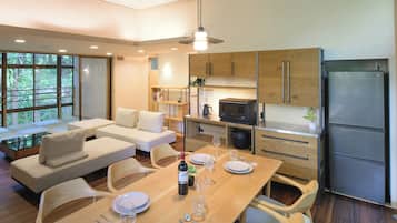 Comfort Villa, Balcony, Garden View | In-room dining