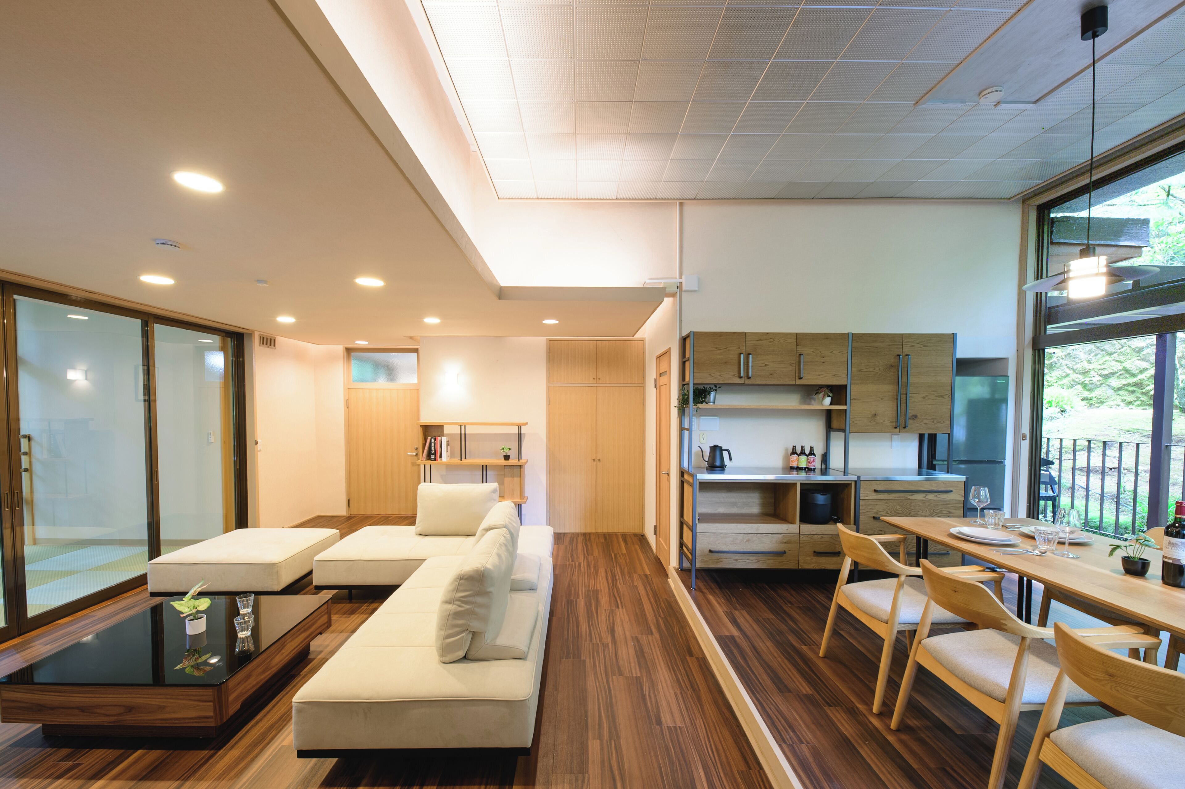 コンフォート ヴィラ バルコニー ガーデンビュー | リビング エリア | 75 インチのスマートテレビ (デジタル放送視聴可)