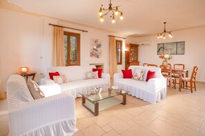 TV, fireplace, books - Villa Levanda Kefalonia – Sea Views, Pool, Aircon and WiFi (Katsarata)