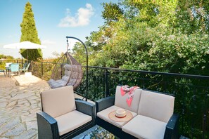 Terrace/patio - Villa Levanda Kefalonia – Sea Views, Pool, Aircon and WiFi (Katsarata)