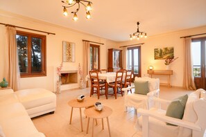 Televisio, takka, kirjoja