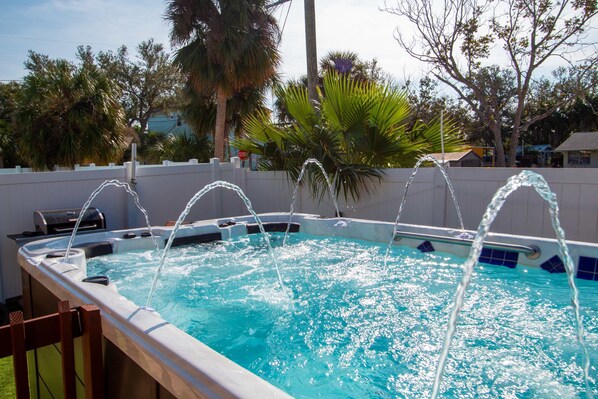 Outdoor spa tub - Paradise by the Gulf - Unit A by GoldenCoastRentals (Indian Rocks Beach)