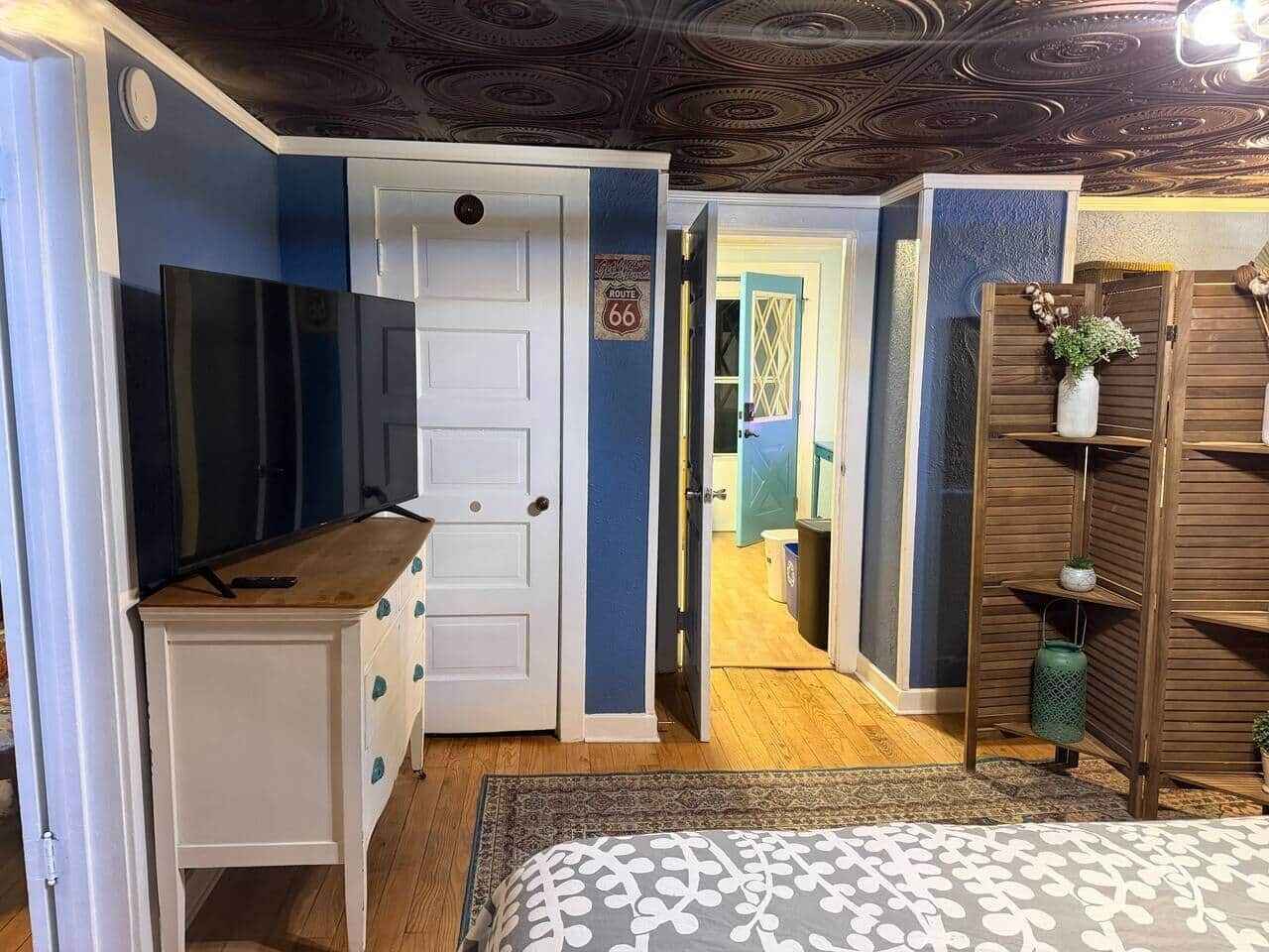 Bedroom with televisiom