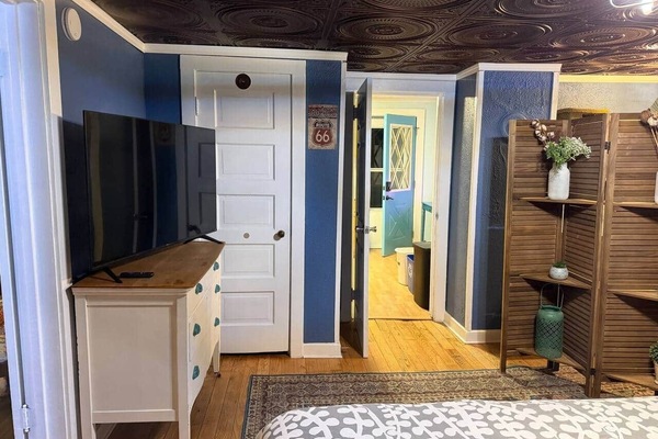 Bedroom with televisiom
