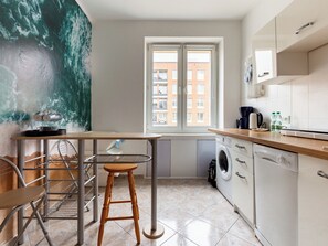 Fridge, microwave, stovetop, dishwasher - Rajska City Centre Apartment (Gdańsk)
