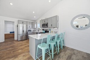 Kylskåp, mikrovågsugn, ugn och spishäll