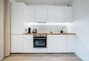 Fridge, oven, stovetop, dishwasher - Jeżyce Apartment with Garden (Poznań)