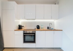 Fridge, oven, stovetop, dishwasher - Jeżyce Apartment with Balcony (Poznań)