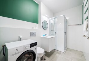 Shower, hair dryer, towels - Jeżyce Apartment with Balcony (Poznań)