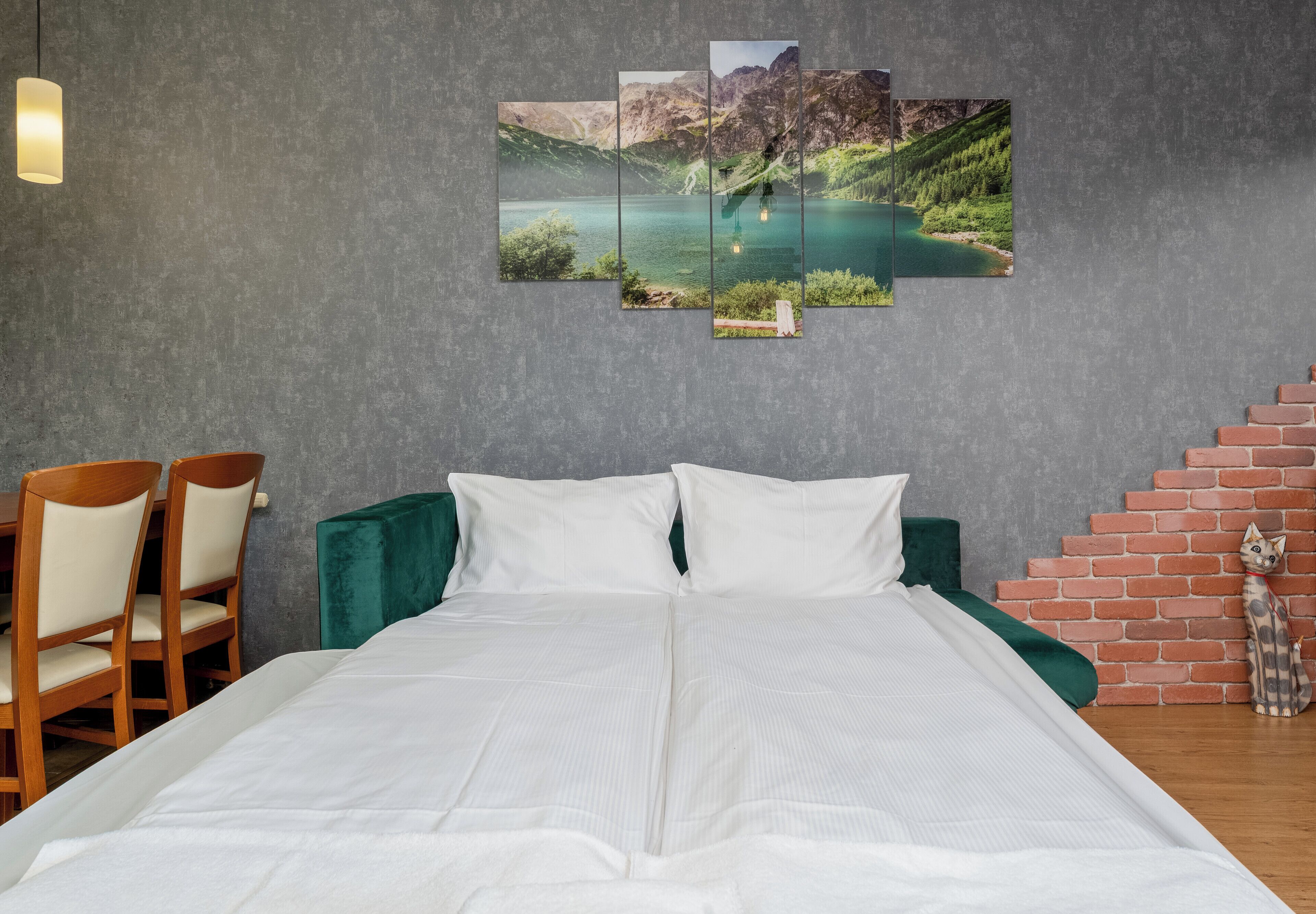 Een strijkplank/strijkijzer, wifi, beddengoed