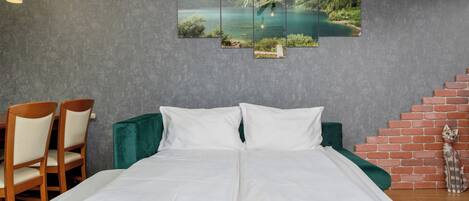 Een strijkplank/strijkijzer, wifi, beddengoed