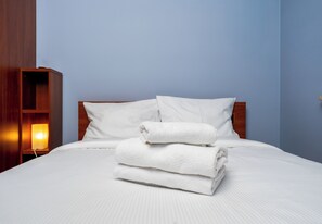 Tabla de planchar con plancha, wifi y ropa de cama 