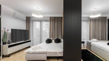 Tabla de planchar con plancha, wifi y ropa de cama