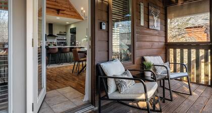 Cozy 1BR Cabin + Hot Tub/FP, 2 mi from Parkway
