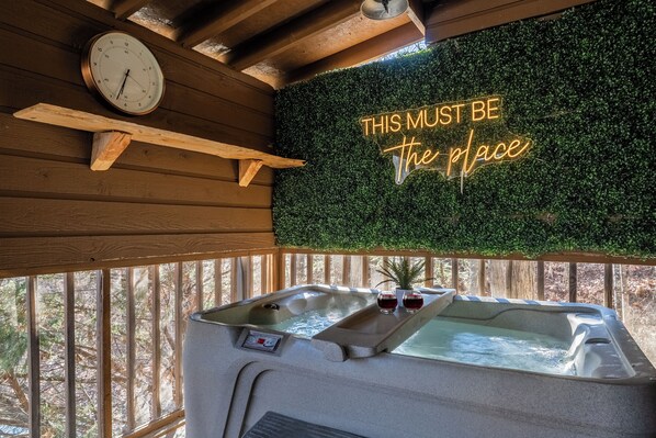 Spa - Cozy 1BR Cabin + Hot Tub/FP, 2 mi from Parkway (Pigeon Forge)