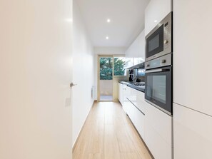 Coffee/tea maker, fridge, microwave, oven - 3-Br Crossing Apartment, Palm Beach (Cannes)