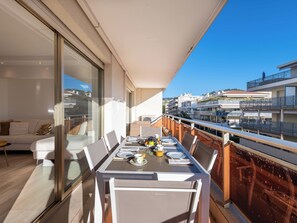 Outdoor dining - 3-Br Crossing Apartment, Palm Beach (Cannes)