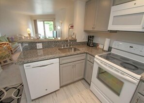 Jääkaappi, mikroaaltouuni, liesi, astianpesukone