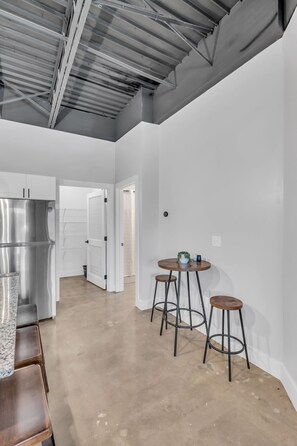 Dining - 1BR Condo - King Bed - 10mins to Broadway (Nashville)