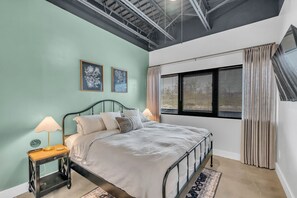 1 bedroom, iron/ironing board, WiFi, bed sheets - 1BR Condo - King Bed - 10mins to Broadway (Nashville)