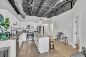 Fridge, microwave, oven, stovetop - 1BR Condo - King Bed - 10mins to Broadway (Nashville)
