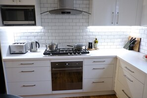 Fridge, microwave, oven, stovetop - Birchfrost cottage | Quintessential cosy | Central Orange (Orange)