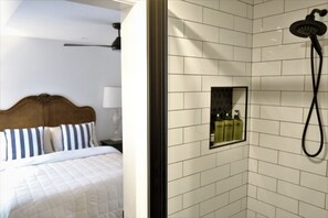Desk, iron/ironing board, travel cot, free WiFi - Birchfrost cottage | Quintessential cosy | Central Orange (Orange)