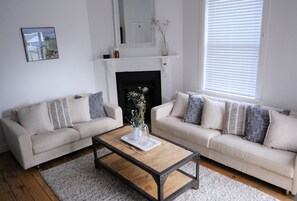 Smart TV, chimenea y libros