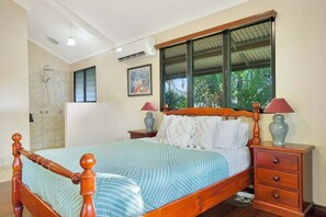 Iron/ironing board - Kingfisher Vista Escape (Broome)