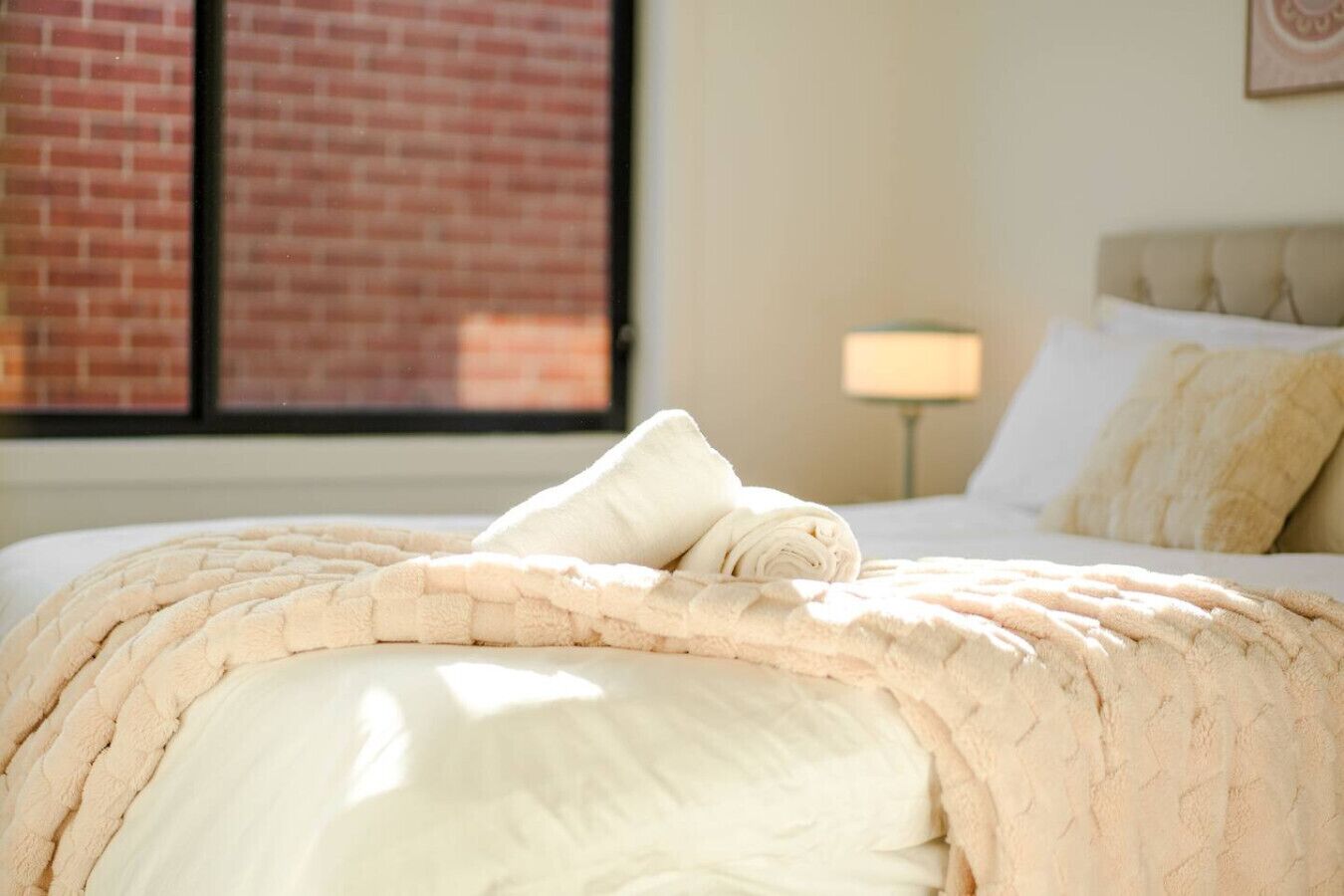 Een strijkplank/strijkijzer, reisbedje, wifi, beddengoed