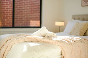 Tabla de planchar con plancha, cuna de viaje, wifi y ropa de cama 