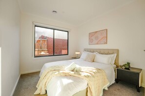 Iron/ironing board, travel cot, WiFi, bed sheets - Open-Plan Comfort | Sunny Living | BBQ @ Backyard (Weir Views)