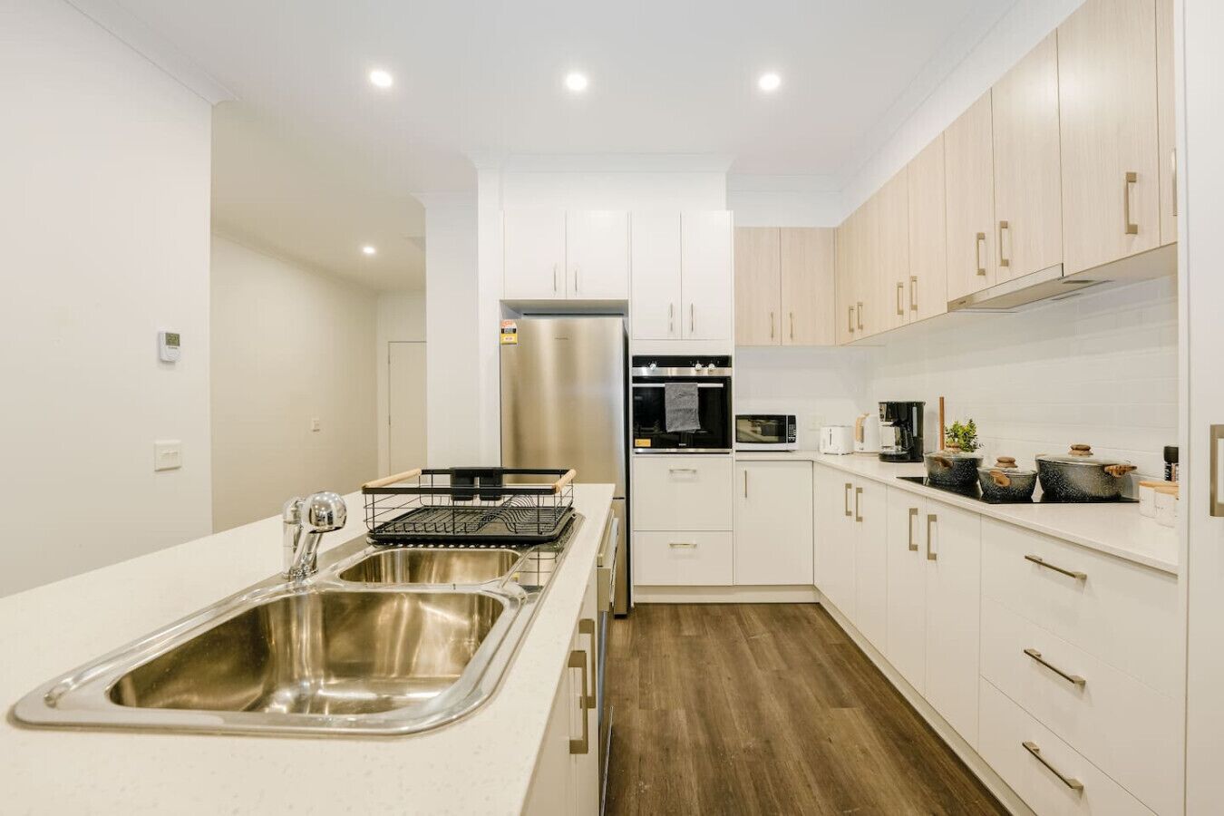 Køleskab, mikrobølgeovn, ovn, kogeplade