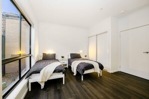 Tabla de planchar con plancha, wifi y ropa de cama 