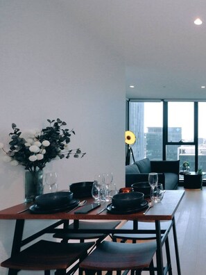 Dining - Convenient Cosy Hideaway with Pool/Gym/Spa/Sauna (Docklands)