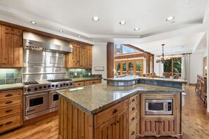 Fridge, microwave, oven, stovetop - Luxury Solamere Retreat with Sundance Style Design, Hot Tub & FREE Ski Shuttle, AC (Park City)
