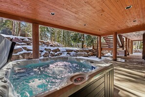 Outdoor spa tub - Luxury Solamere Retreat with Sundance Style Design, Hot Tub & FREE Ski Shuttle, AC (Park City)