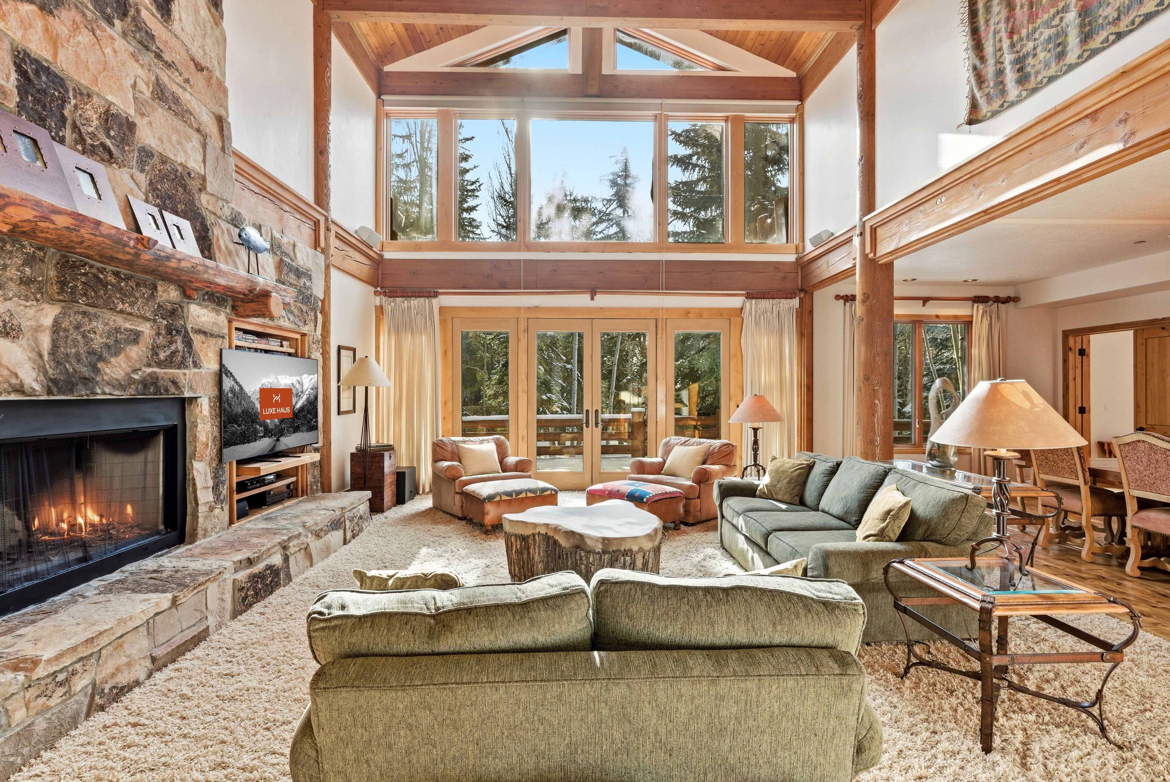 TV connectée, cheminée, baby-foot, livres