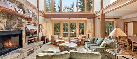 TV connectée, cheminée, baby-foot, livres