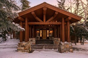 Exterior - Luxury Solamere Retreat with Sundance Style Design, Hot Tub & FREE Ski Shuttle, AC (Park City)